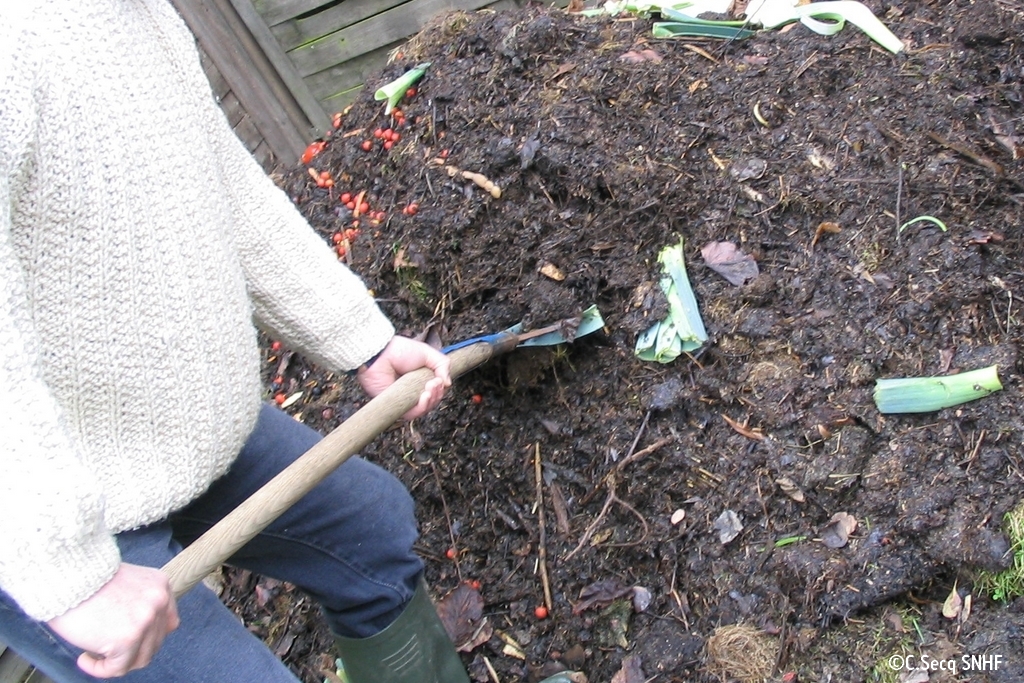 Jardinage - Le compost, faut-il le faire en tas ou en bac ?, Particuliers, Agir pour la transition écologique