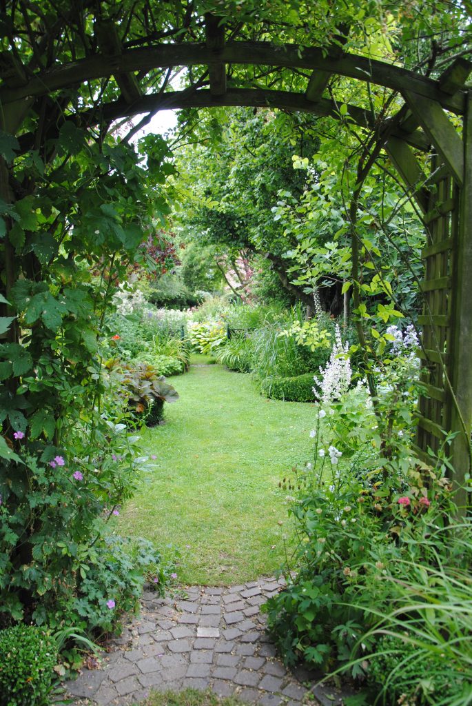 fenetre-avec-grand-angle-sur-le-fond-du-jardinc-a-guillaumin