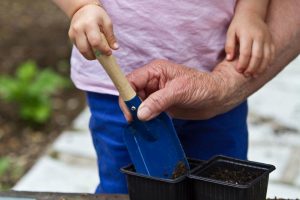 les enfants et le jardinage