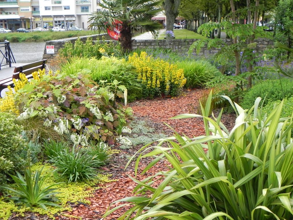 paillage en brique pilée pour le cheminement de ce jardinet